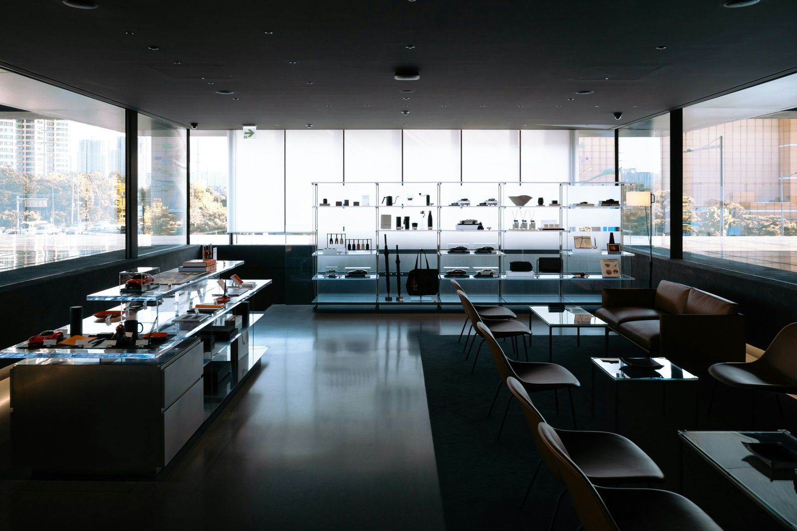 High-end retail shopfitting and display shelving